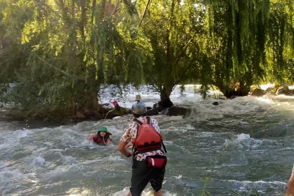 Impactante rescate de una turista que cayó a un río mientras realizaba rafting en Argentina