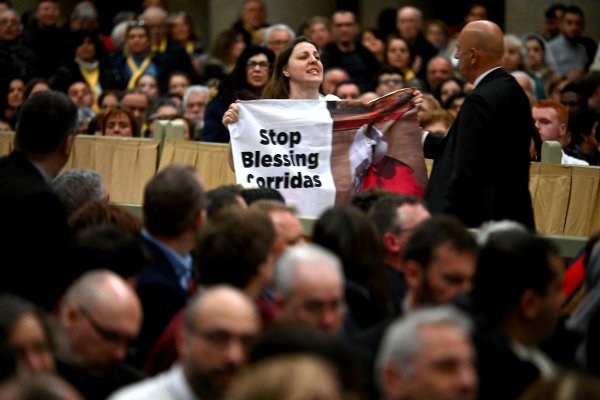 Activistas por los derechos de los animales interrumpen evento del papa Francisco en Roma