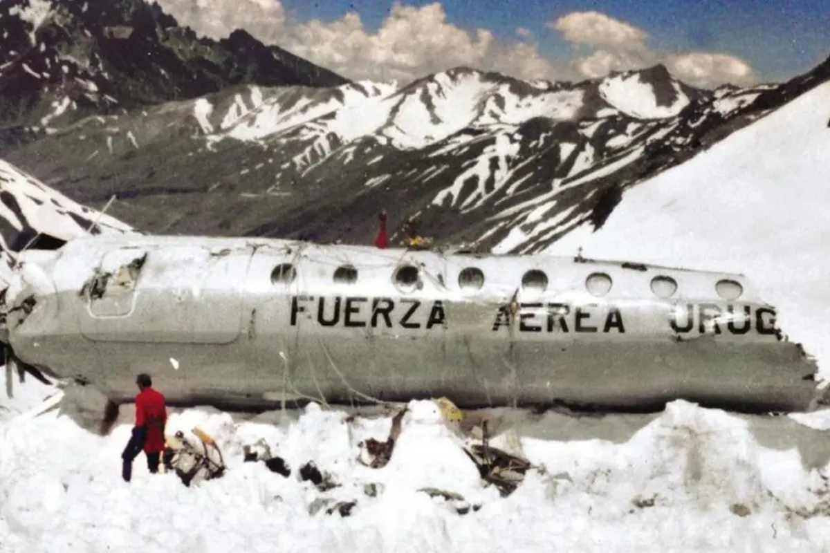 Trabajan en despejar el camino para la travesía al avión de la película 