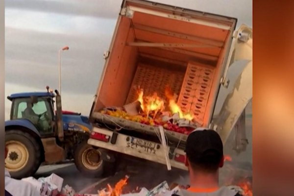 Manifestantes incendian y vuelcan un camión durante protestas de productores agrícolas en Francia