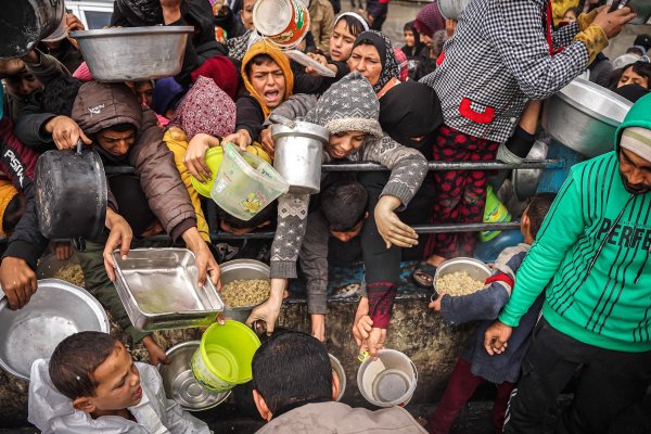 “Estamos muriendo lentamente”: palestinos comen pasto y beben agua contaminada mientras la hambruna se cierne sobre Gaza