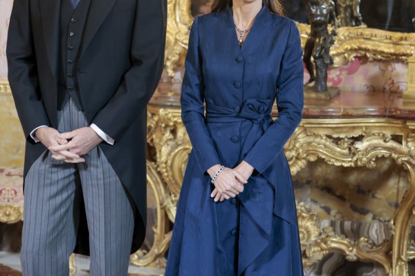 La reina Letizia y el vestido perfecto para invitadas de invierno: azul marino y con maxifalda