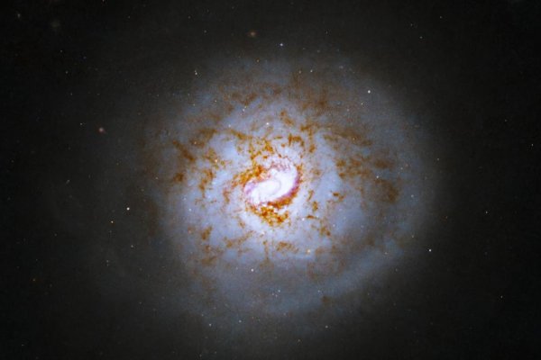 El Telescopio Espacial Hubble descubre galaxia espiralada similar a una pelota de béisbol