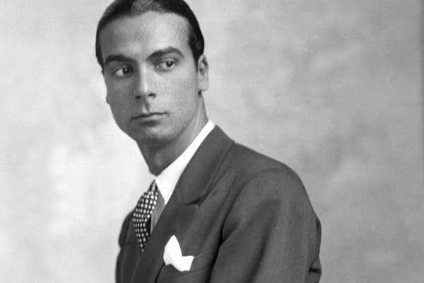 Quién fue en realidad Cristóbal Balenciaga más allá de la serie de Disney+