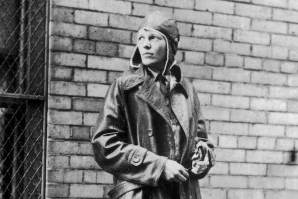 Amelia Earhart desapareció hace 80 años. Este explorador cree que halló su avión