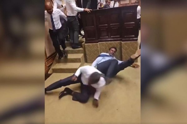 Así fue la pelea entre legisladores de Maldivas en el Parlamento