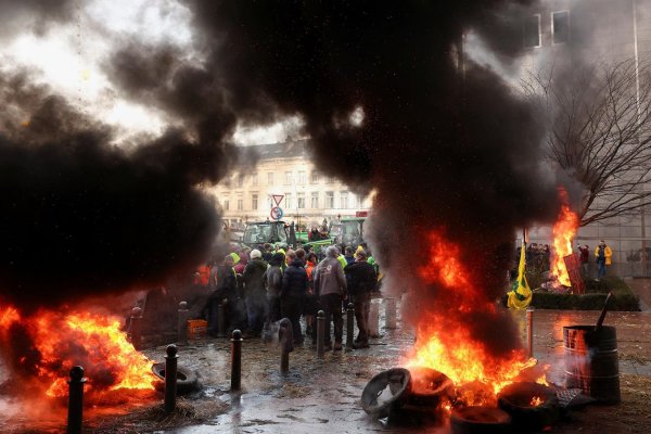 ¿Por qué realizan los agricultores de varios países europeos protestas y bloqueos?