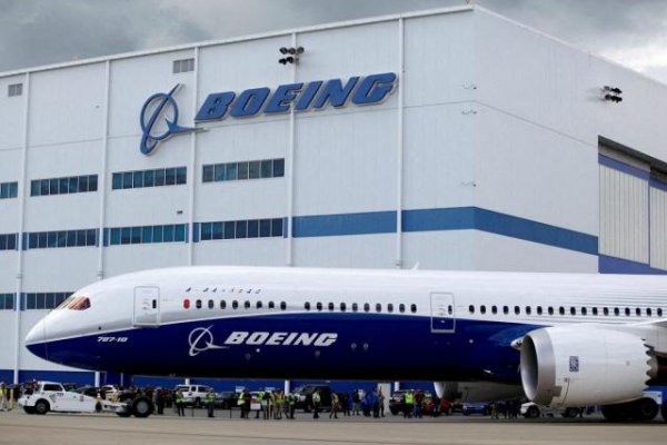 Boeing reduce a la mitad sus pérdidas netas en 2023