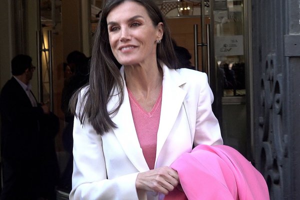 La reina Letizia y su look nata y fresa para su encuentro con Martin Scorsese