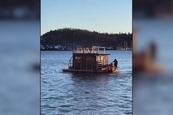 Cayeron en aguas heladas, pero los rescató un reconfortante sauna flotante