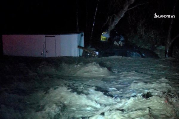 Rescatan a personas atrapadas en un auto por inundaciones en California