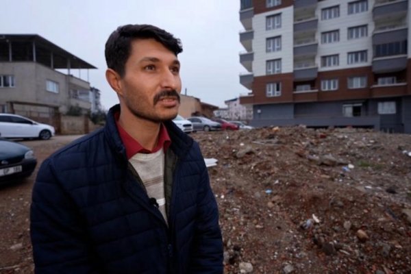 Perdió a su esposa y a su hijo en el devastador terremoto en Turquía. Un año después regresa a los escombros de su hogar