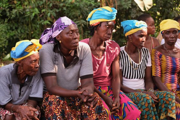 Las niñas siguen muriendo desangradas por la mutilación genital en Sierra Leona, pero un ritual alternativo podría salvar vidas y preservar la tradición