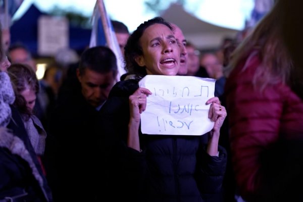 Netanyahu se enfrenta a la presión de los manifestantes y del Gobierno