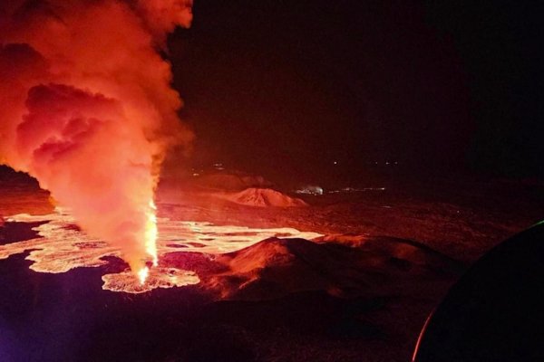 La noche se hace día: imágenes aéreas retratan la erupción de un volcán en Islandia