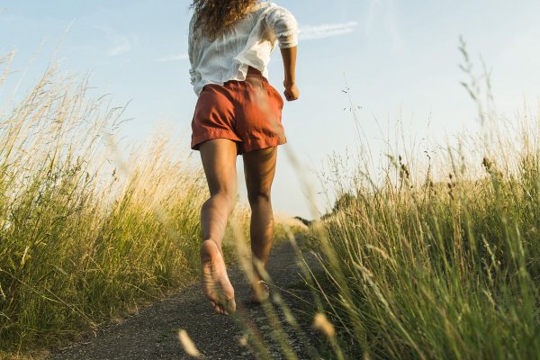 8 hábitos para cultivar el optimismo inteligente (el arte de ponerte en lo mejor con los pies en la tierra)