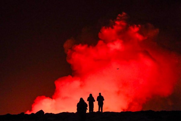 Imponentes imágenes de la nueva erupción volcánica en Islandia