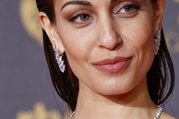 Hiba Abouk nos deja con la boca abierta en la alfombra roja de Goya, el marrón es el nuevo negro