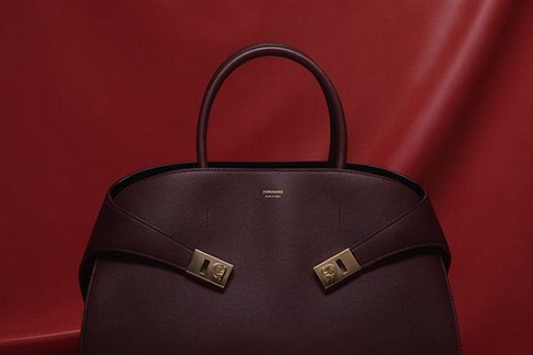 El bolso Hug de Ferragamo