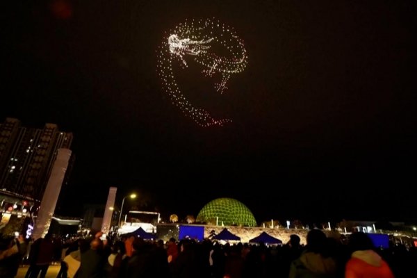 Impactante espectáculo con drones ilumina el cielo para celebrar el Año Nuevo Lunar en China