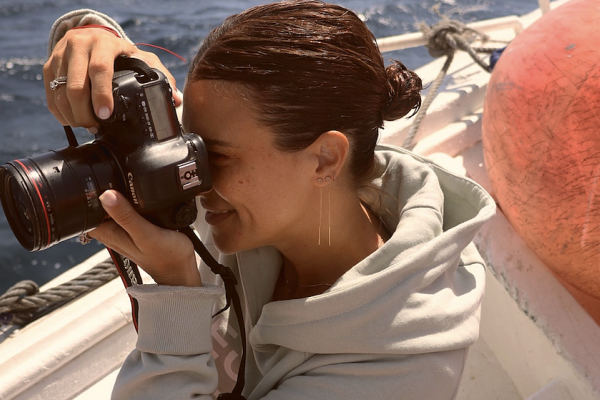 Elena Bau, la fotógrafa de bodas más cotizada, cambió el estrés de Madrid por una taberna en Tarifa