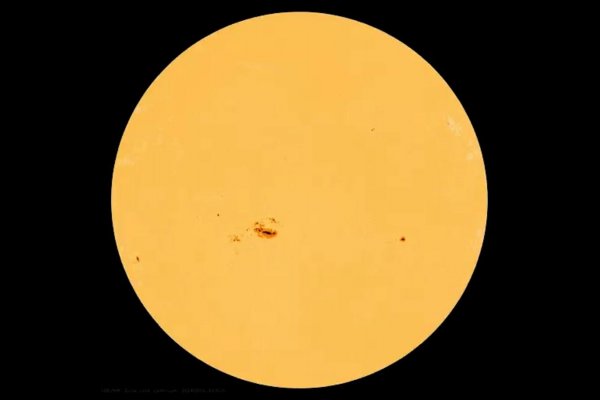 La NASA comparte un video en tiempo real de una enorme mancha en el Sol