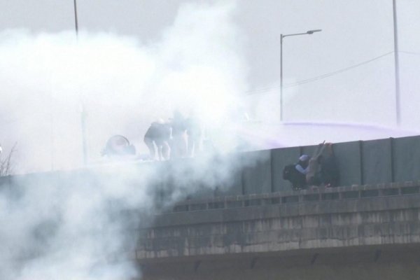 Dispersan con gases lacrimógenos marcha de agricultores en la India