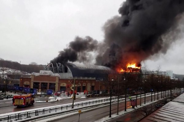 Imágenes impactantes muestran el incendio en un parque de diversiones en Suecia