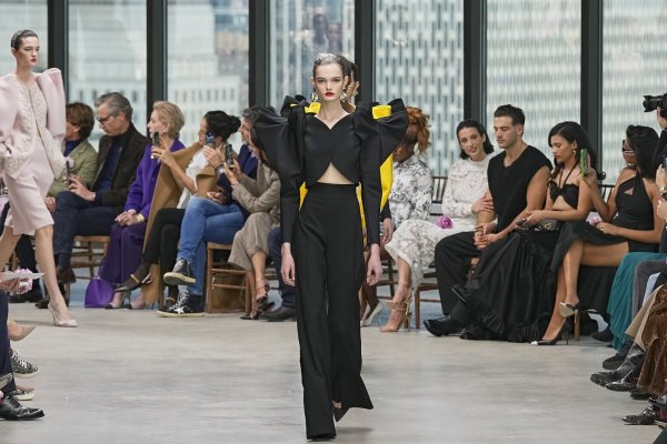 Atención, invitadas: en el desfile de Carolina Herrera están los 5 vestidos más bonitos de 2024