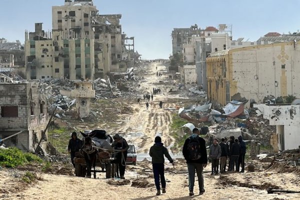 Un cirujano palestino dice que francotiradores israelíes mataron a civiles cuando intentaban huir de un hospital asediado en Gaza