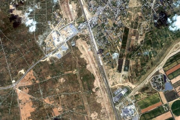 Egipto está construyendo una nueva zona de amortiguamiento amurallada de más de 3 km de ancho en la frontera con Gaza, según imágenes de satélite