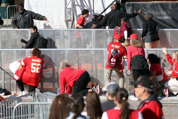 Sobreviviente de Kansas City recrea cómo se protegió de las balas junto a su familia