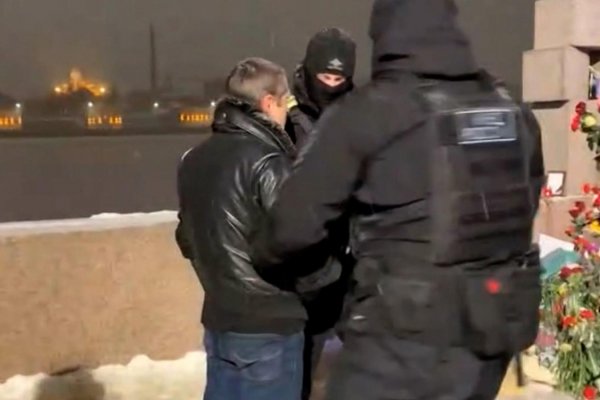 Un video muestra a rusos detenidos por asistir a concentraciones por la muerte de Alexey Navalny