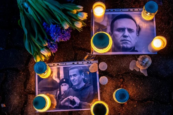 Detenciones, vigilias y silencio del Kremlin: en Rusia honran la muerte de Alexey Navalny