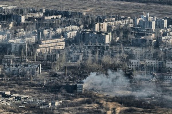 Atrapados y dados por muertos, soldados ucranianos heridos en Avdiivka intercambiaron mensajes desesperados mientras la ciudad caía