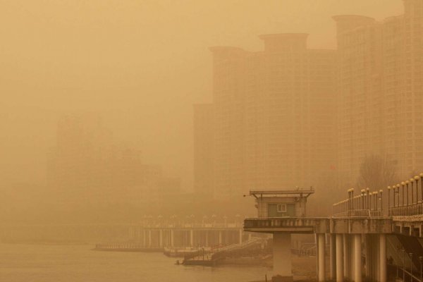 Tormenta de arena cubre el cielo en China y provoca caos en las carreteras