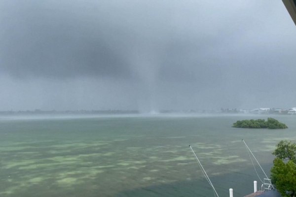 Tromba marina tocó tierra y arrojó escombros en elsur de Florida