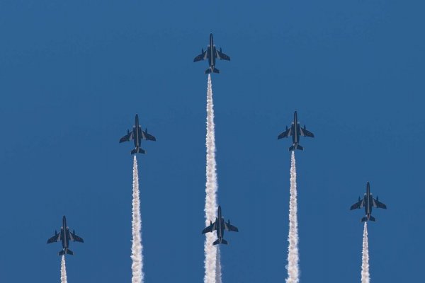 Acrobacias aéreas inauguran el mayor evento de aviación de Asia