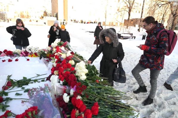 Poner una simple flor en el memorial de Navalny es peligroso en Rusia