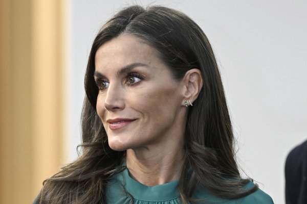 La reina Letizia ya tiene el vestido de primavera infalible, es de marca española y está de rebajas