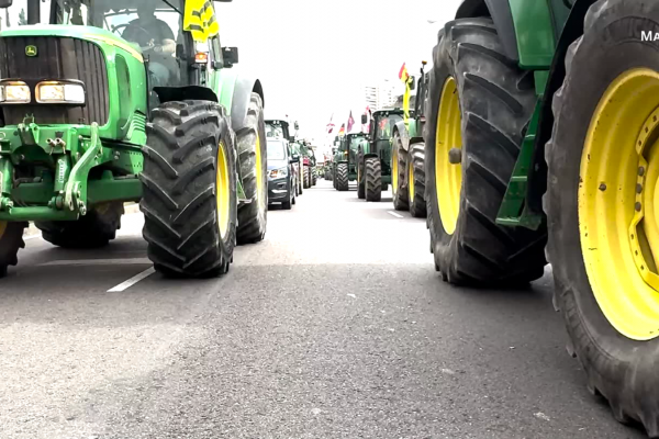 Miles de agricultores y ganaderos montados en sus tractores colapsan el centro de Madrid para pedir mejores condiciones de producción en el campo