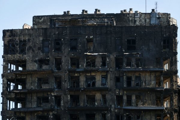 Analizan si un aislante plástico sería responsable de la rápida propagación del incendio que calcinó un edificio en Valencia