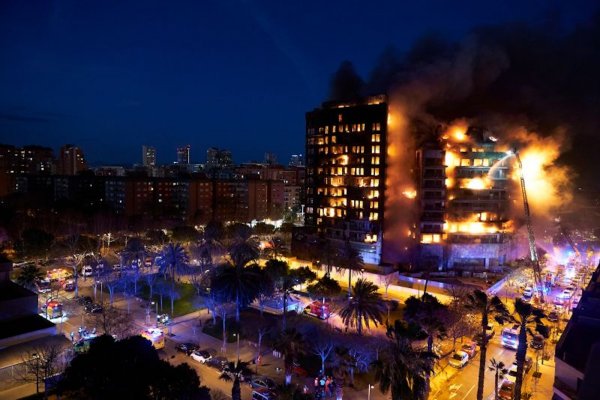 Al menos cuatro personas murieron en el incendio que arrasó con un edificio en Valencia