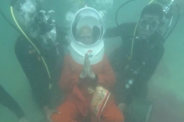 El primer ministro de la India rezó en un templo sumergido en el agua