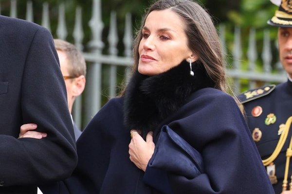 La reina Letizia, pura elegancia en Londres con capa, su prenda de abrigo fetiche, y de azul marino