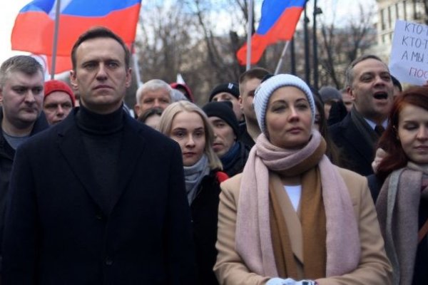 Esta es la historia de Yulia Navalnaya, la opositora rusa que ha quedado en el centro tras la muerte en prisión de su esposo, Alexey Navalny