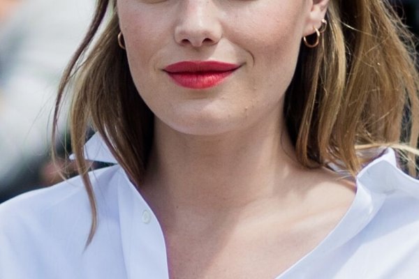 El rojo de labios que  las parisinas llevan en su bolso porque pone buena cara sin maquillaje