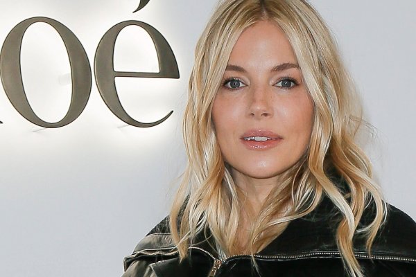 Sienna Miller sí que sabe cómo llevar el minimalismo que es supertendencia en primavera