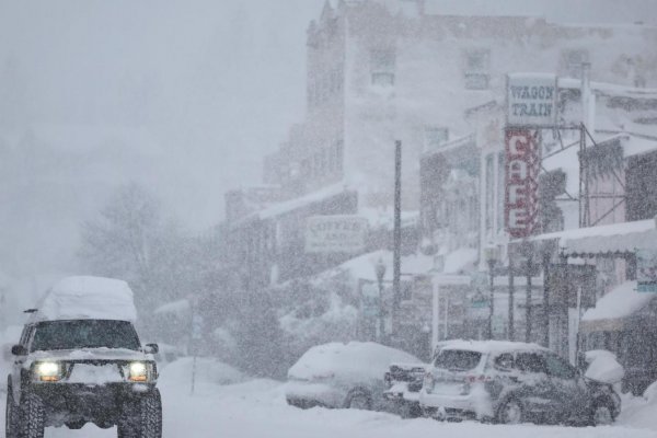 Una poderosa tormenta de nieve azota a California