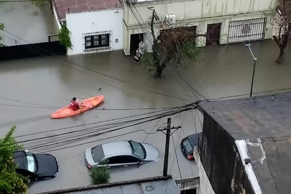 Calles hechas ríos en la ciudad de Corrientes a causa de un temporal